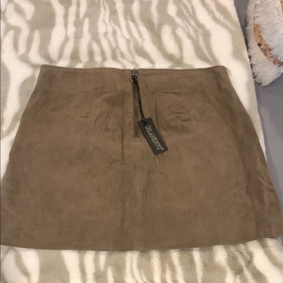 Blank NYC Tan Pencil Mini Skirt with Slit for Work - Picture 4 of 5